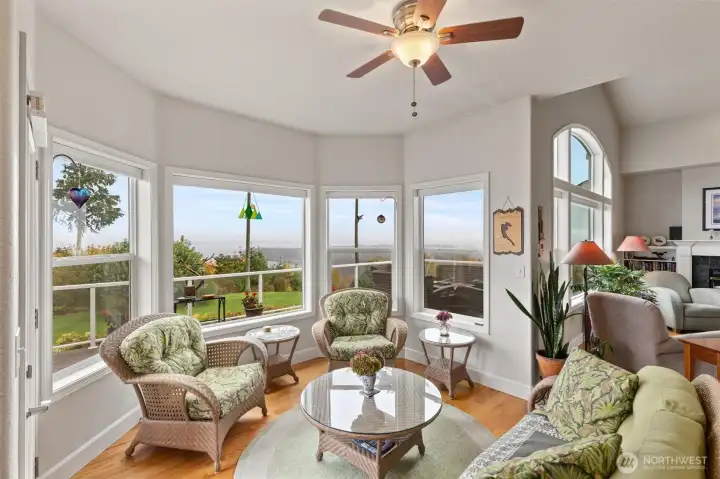 Imagine having your morning cup of coffee here, soaking up those views!