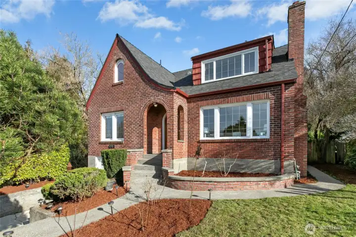 Welcome home to this classic Tudor in Seattle’s Maple Leaf neighborhood.