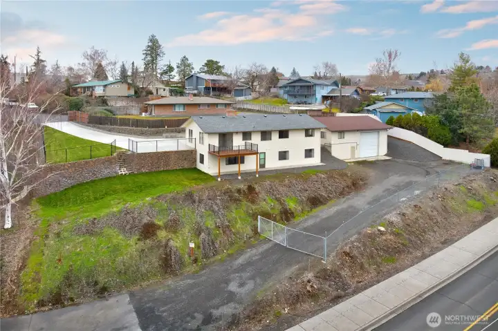 608 Anchor Place, Selah WA - A spacious, move-in ready home featuring a newer large driveway, 2-car garage, and expansive lot with a 1217 sq.ft. shop.