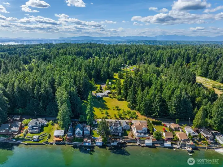 Home has waterfront that is on the left in this photo. Sits between 2 homes on the left side as you look at this photo from your computer Home has waterfront that is on the left in this photo. Sits between 2 homes on the left side as you look at this photo from your computer