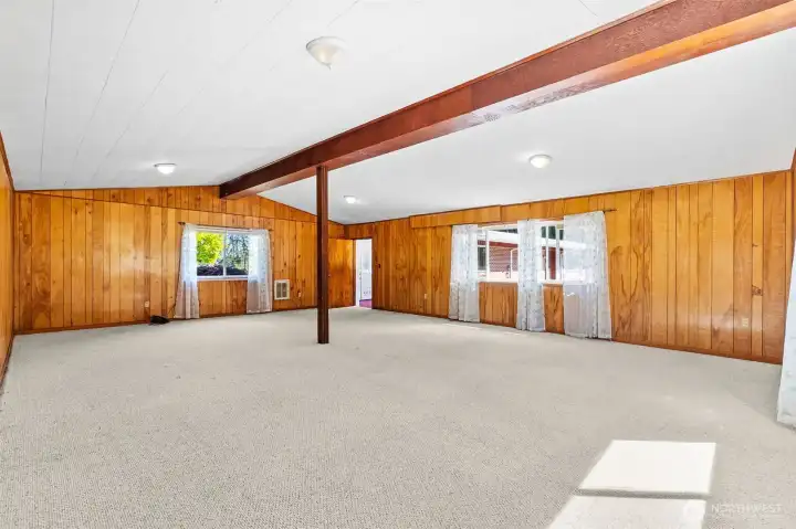 HUGE bonus living area. HUGE bonus living area.