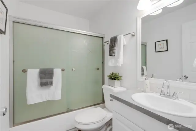 Full bath in the hallway.