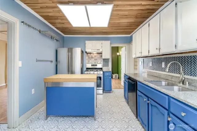 Updated kitchen with applainces.
