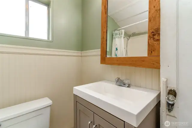 Shared full bathroom -