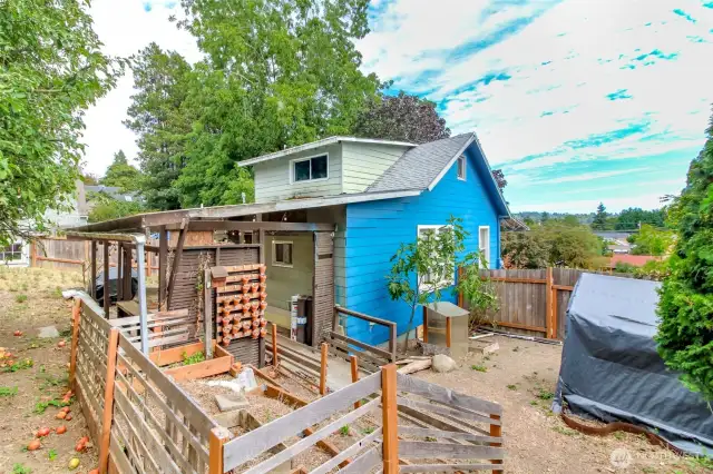 Spacious lot with a large backyard!