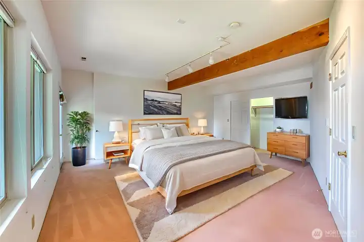 The lower bedroom offers the flexibilty for visitors, caretakers or long terms guests