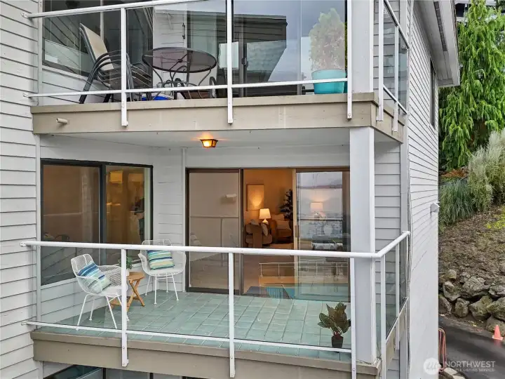 Enjoy quieter Alki Baech & Puget Sound views & sunsets over the Olympics from home & protected 3rd floor patio!