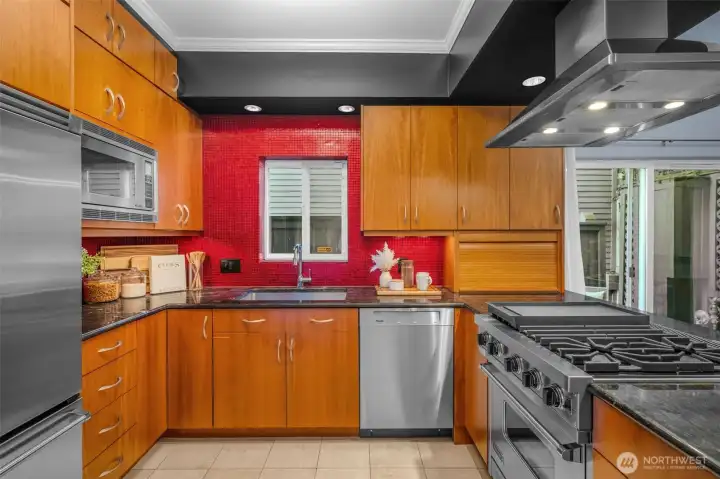 Gorgeous kitchen with granite counters & high end appliances.