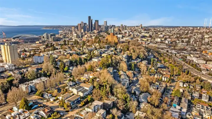 Walk to Seahawks/Mariners/Sounders plus grocery/cafes/ city living!