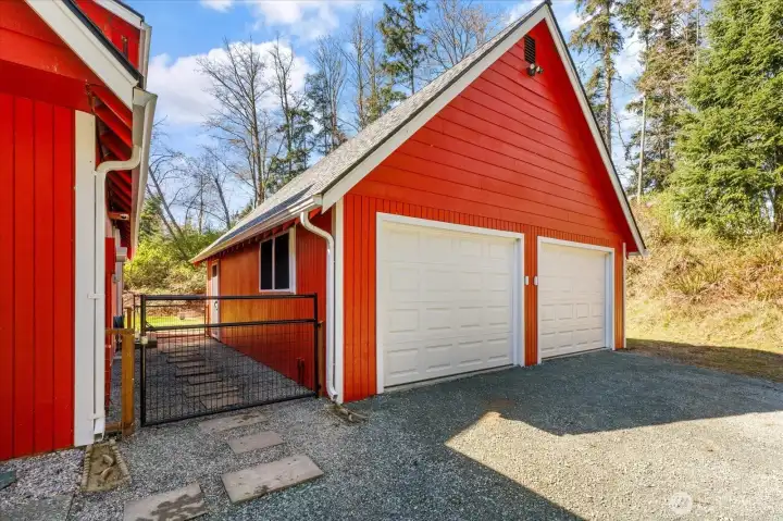 Fenced dog run between home and garage.