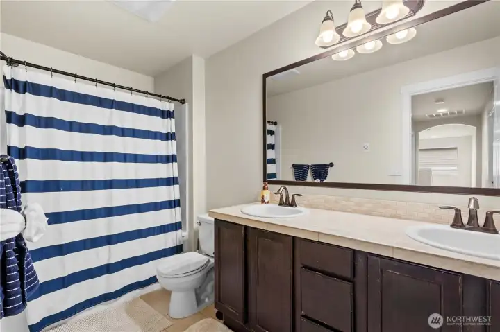 Upstairs Full Bathroom