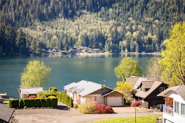 Welcome to Maple Grove on Beautiful Lake Sutherland!