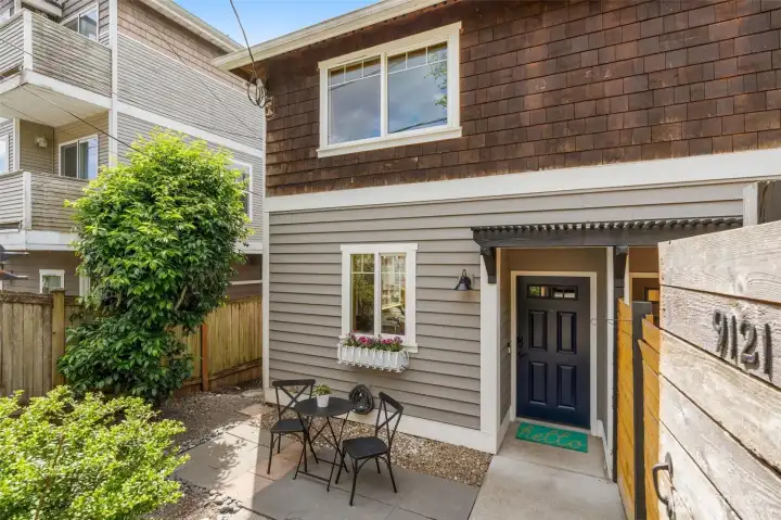 SE facing, cheery and bright corner unit