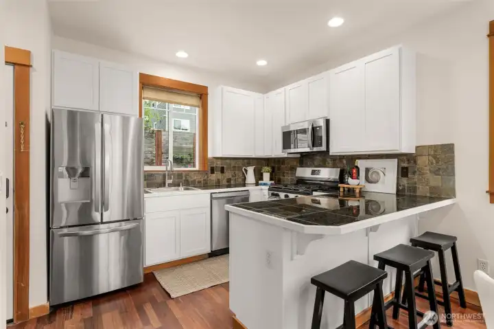 Nice open kitchen with beakfast bar seating