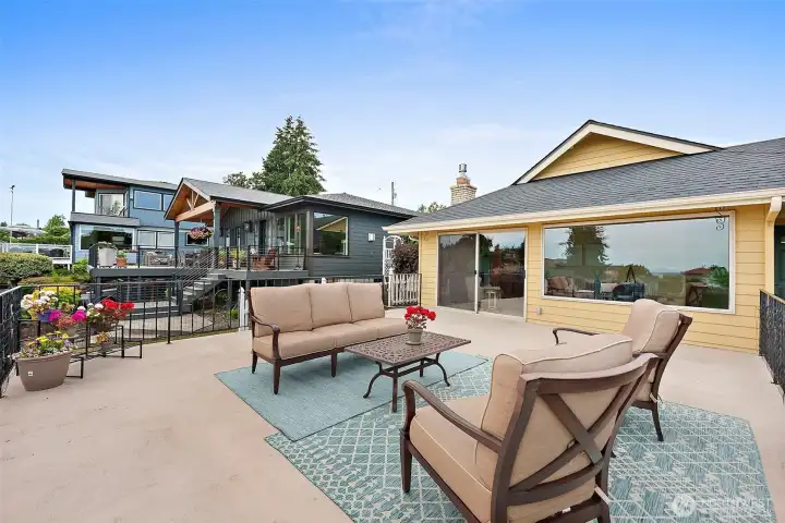 Large deck great for entertaining. 4th of July fireworks from here are unmatched!
