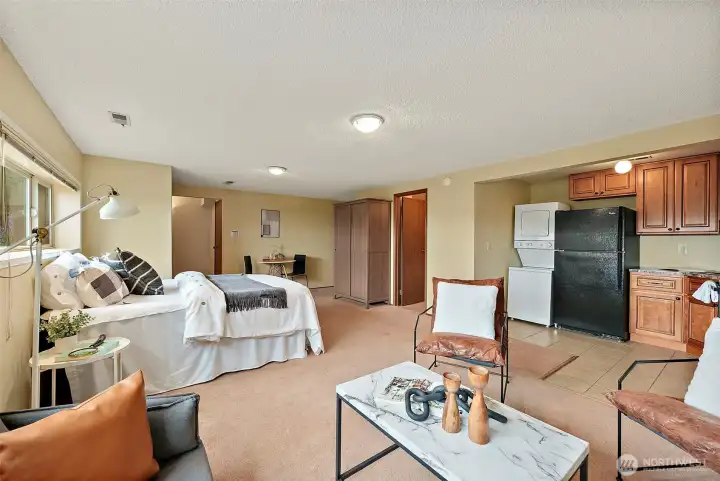 Lower level ADU with its own entrance and washer/dryer.