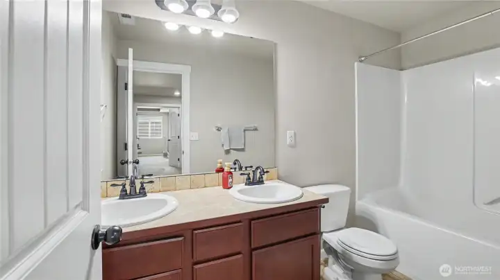 Upper level full bath with tub/shower combo.