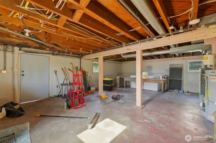 Big basement with lots of storage! Big basement with lots of storage!