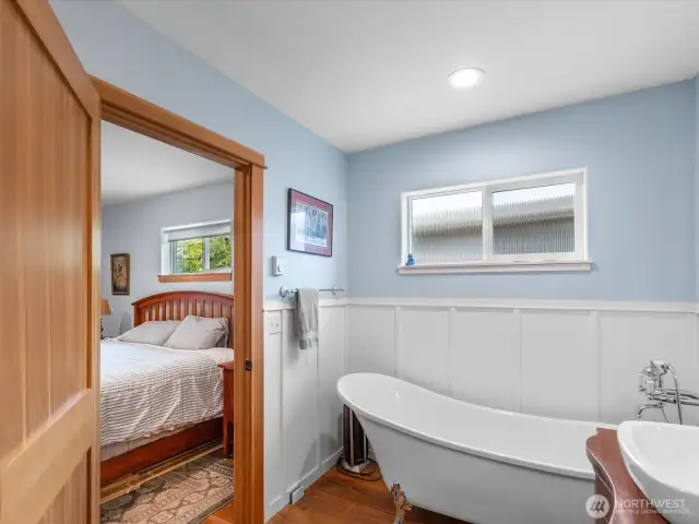Connection - primary to ensuite.
