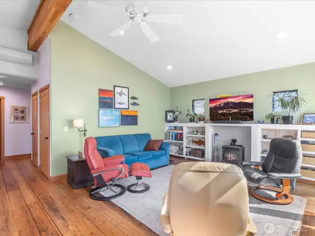 Cheerful and bright - Propane fireplace for warmth and Mini-split to cool and provide heat.