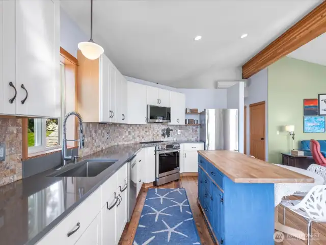 Stylish well equipped kitchen, (Fir)Door to center right is a pantry.