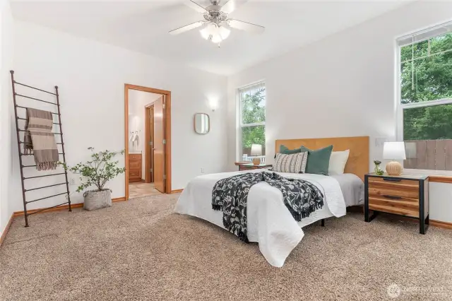 Large primary suite w/ walk-in closet