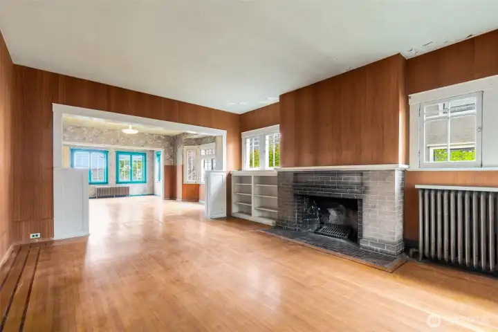 Radiators, built-in bookcases and original windows.