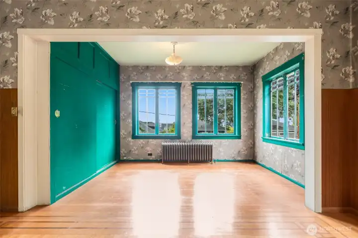 Family room off the dining room and over looking the back garden.