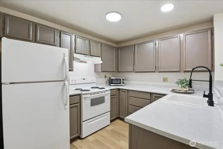 Kitchen with Breakfast bar