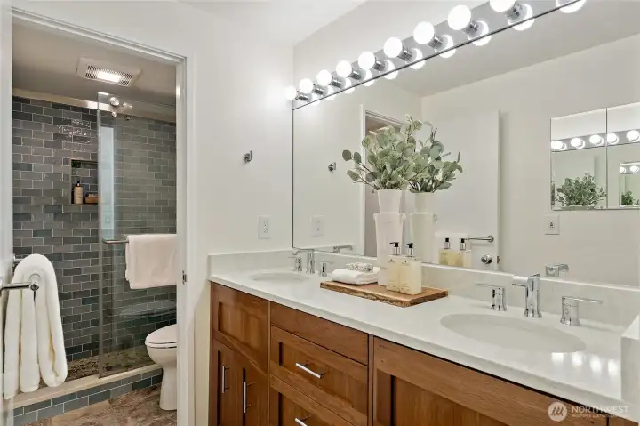 Updated Primary en-suite bath