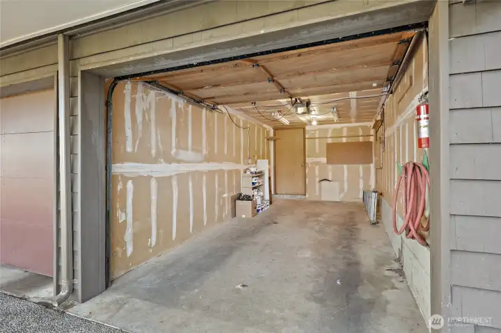 Oversized 1 car garage