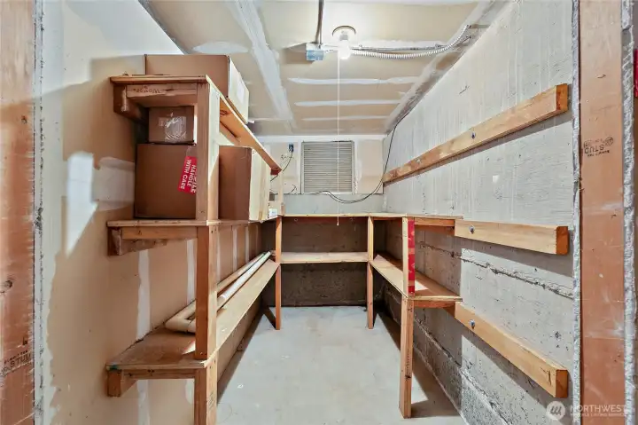 additional storage room  13'.3"x4'.8'