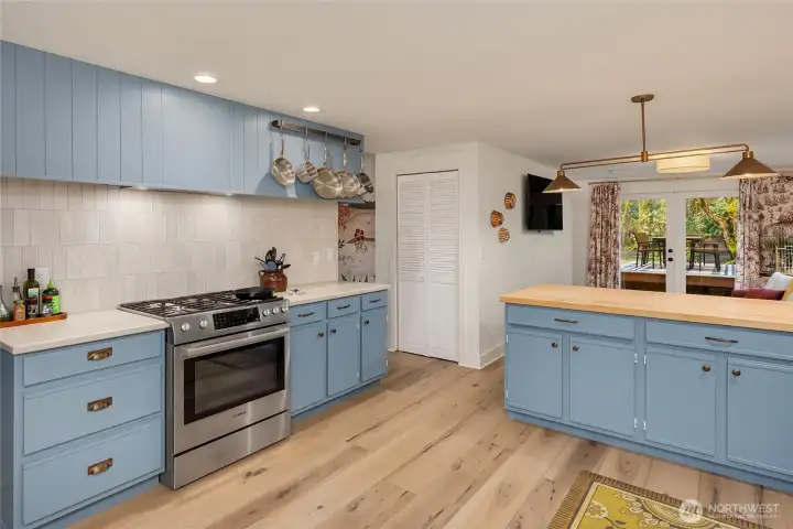 Additional counterspace and storage on either side of the propane range