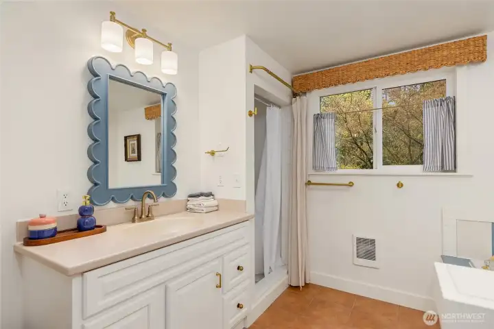 Full ensuite bathroom