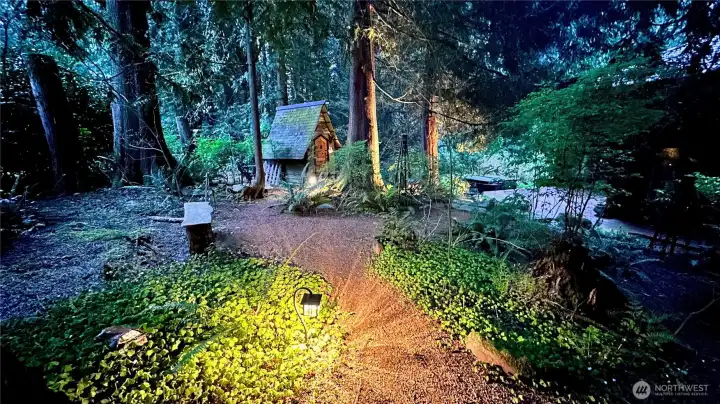 Hazelnut shell pathways guide you through the backyard, with inviting sitting areas tucked along the way. It’s the kind of setting that encourages you to slow down, wander a bit, and savor every moment.