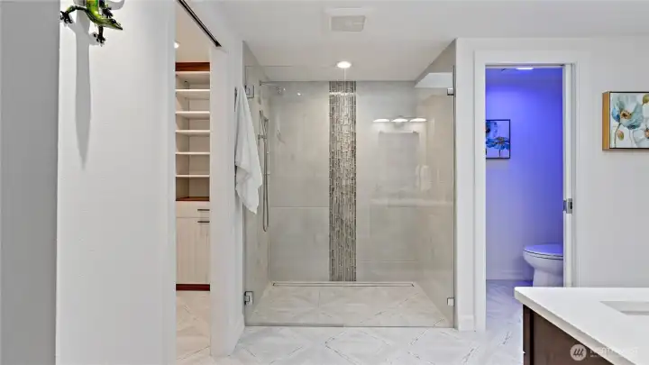Morning routines get a serious upgrade here, with heated floors underfoot, a no-step shower, and a one-button programmable thermostat that lets you dial in your preferred shower temperature with ease. It’s a wonderfully smart, gracious blend of comfort and convenience.