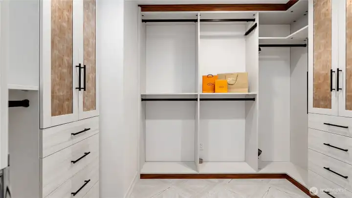 Pull-outs for ties and belts, a pull-out mirror, and even a pull-out ironing board are all tucked neatly into this space, ready the moment you need them. It’s such a smart setup, with the kind of thoughtful features that make daily life run a little more smoothly.