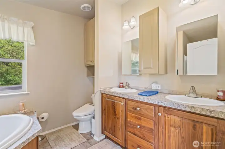 Nice primary bathroom with soaking tub and double sinks.