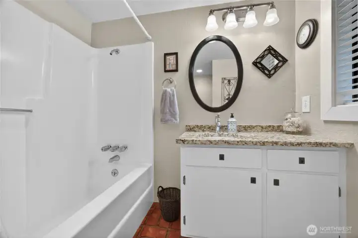 2nd floor full bathroom