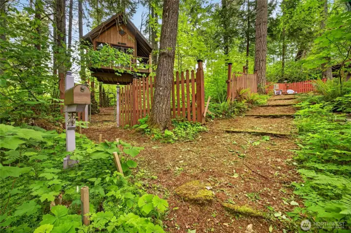Treehouse with power and small loft...FUN!