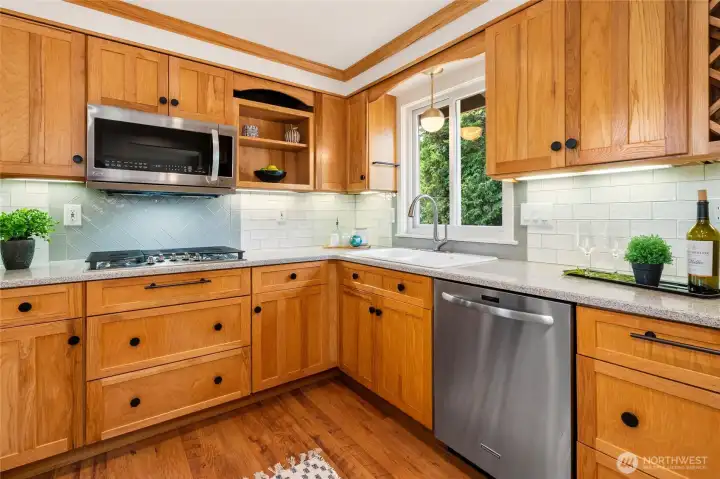 Beautiful hickory dovetail grove cabinetry and 5-burner gas cooktop.