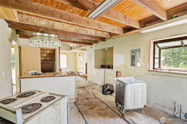 Kitchen, Laundry Closet and Panel