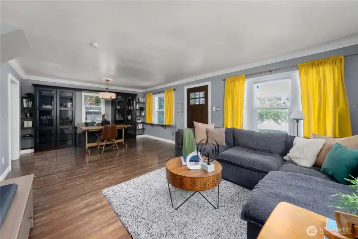 Great flow between living and dining area. Great flow between living and dining area.