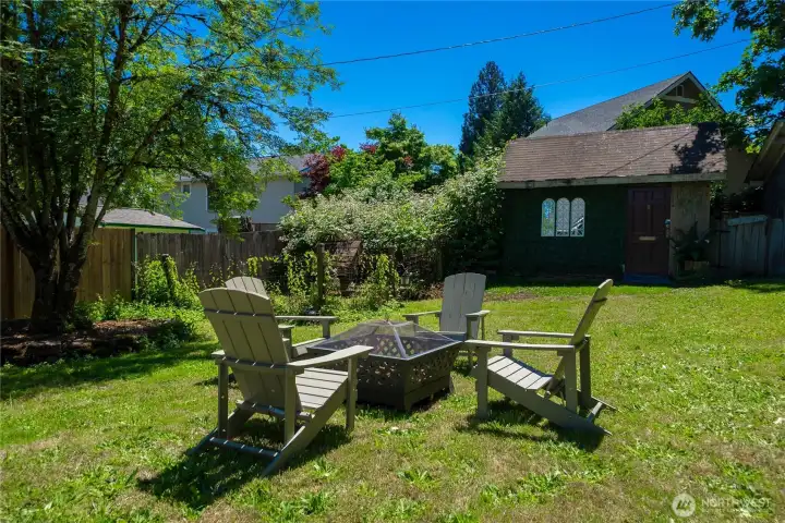 Plenty of space to relax in the yard. Plenty of space to relax in the yard.