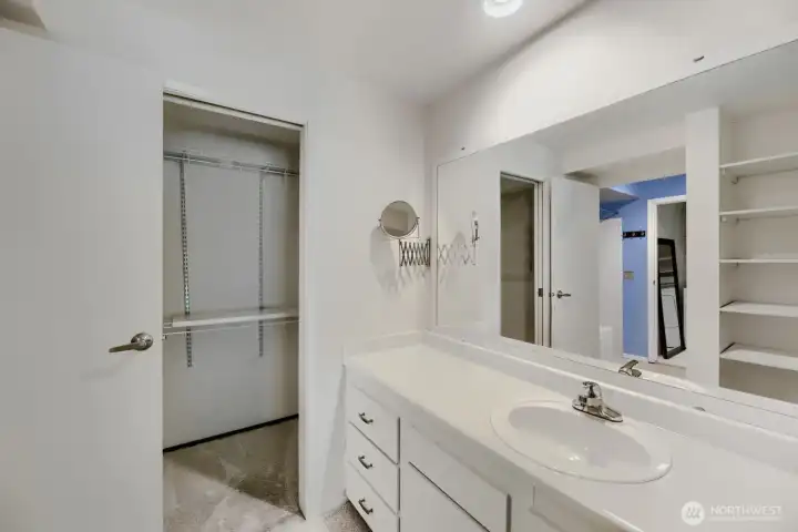 Full bathroom vanity. Full bathroom vanity.