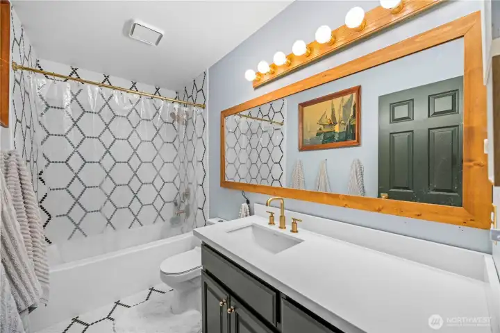 Full bath near bedrooms 3&4
