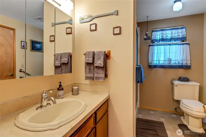 3/4 bathroom spacious with low threshold for easy step in