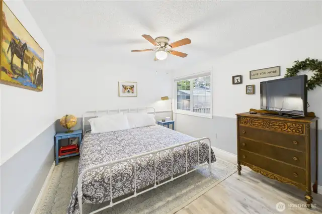 King sized downstairs bedroom.