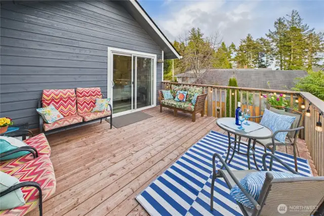 Peaceful deck off of Primary bedroom suite.