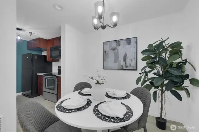 Perfect for entertaining! Open kitchen, and a seamless flow to the dining & living areas. #HostInStyle